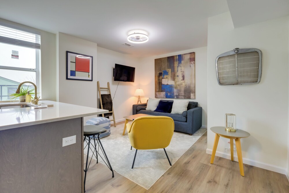 1 Mi to University of Cincinnati: 3rd-floor Condo!