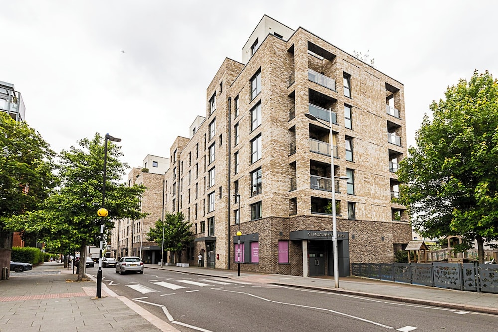 Well-connected, Cosy and Bright Modern Flat