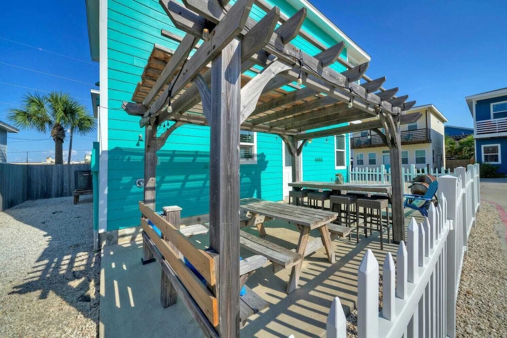 Sleeps 24, 2 Homes 2blocks to the Beach, Pool, Game Room, Patio w/ Outdoor Bar