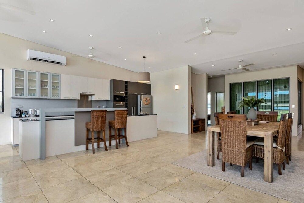 Water-front Paradise Pool - BBQ - Balcony Dining