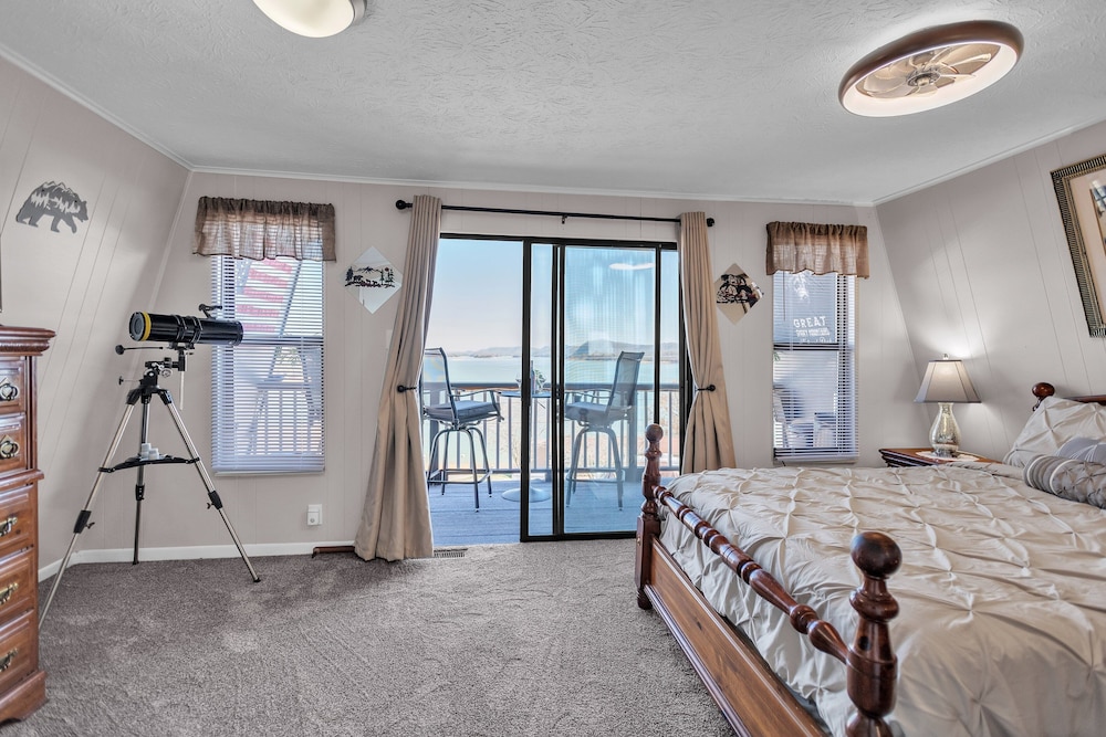 Beautiful Lakeview Chateau With Stunning Views 3 Bedroom Home