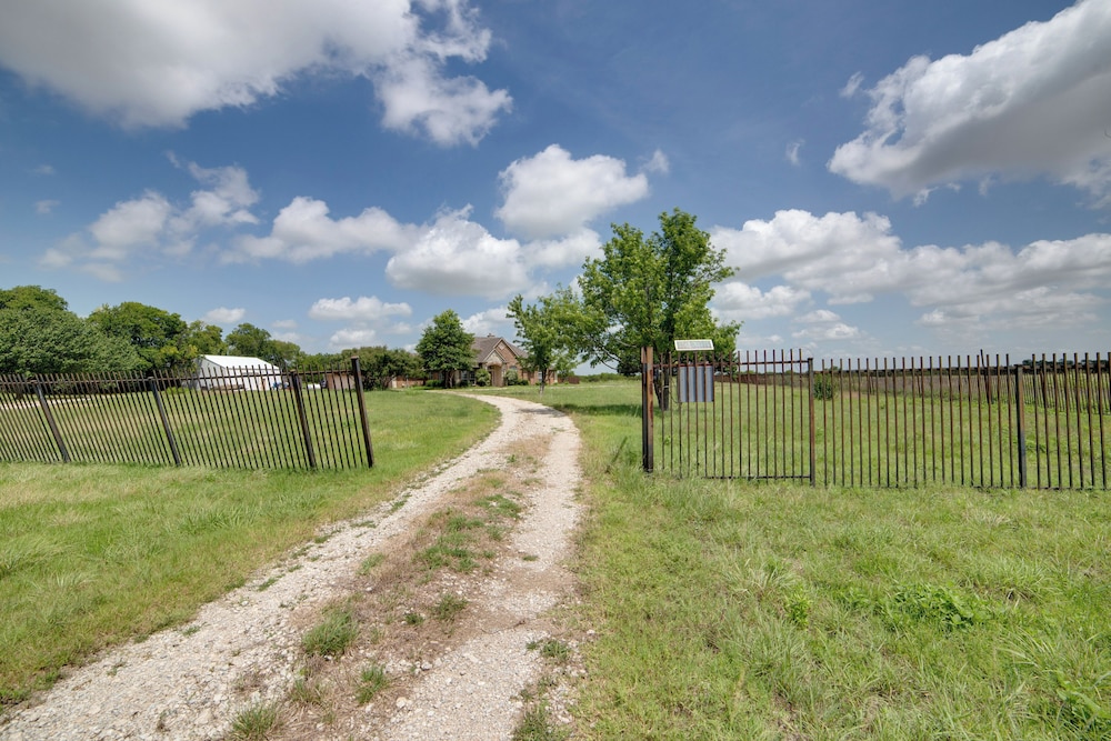 Game Room & Bar: Secluded Getaway in Farmersville