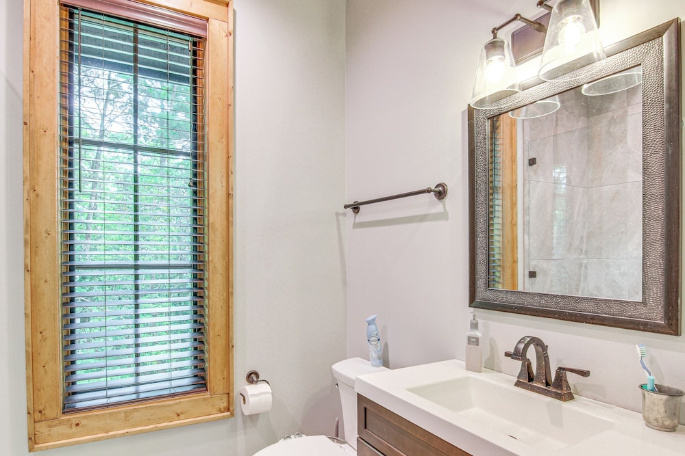 Chinquapin Escape: Resort Perks, By Lake Glenville