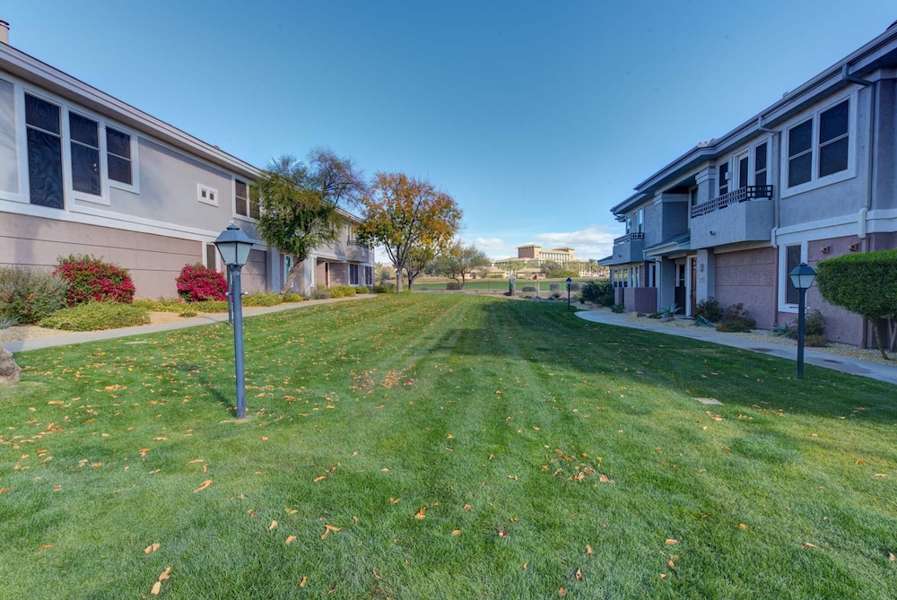 Lux Scottsdale Condo Overlooks 9th Hole Near Golf