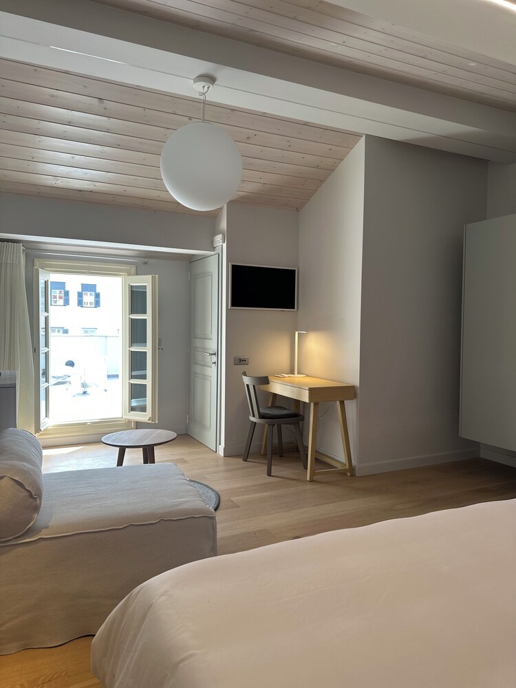 Amalie Suites