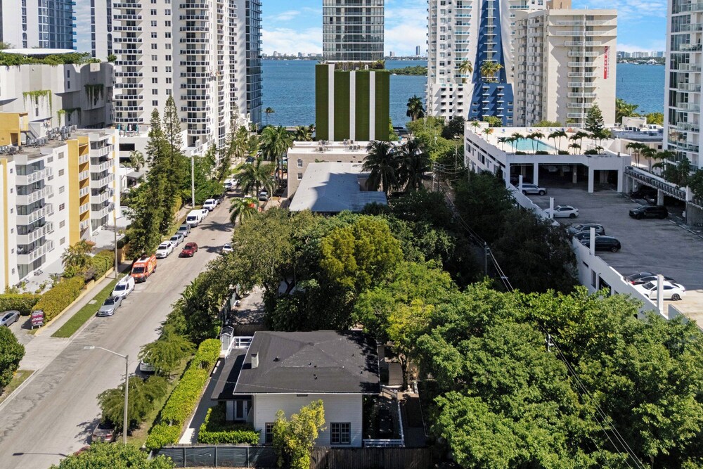 7BD Downtown Oasis Pool