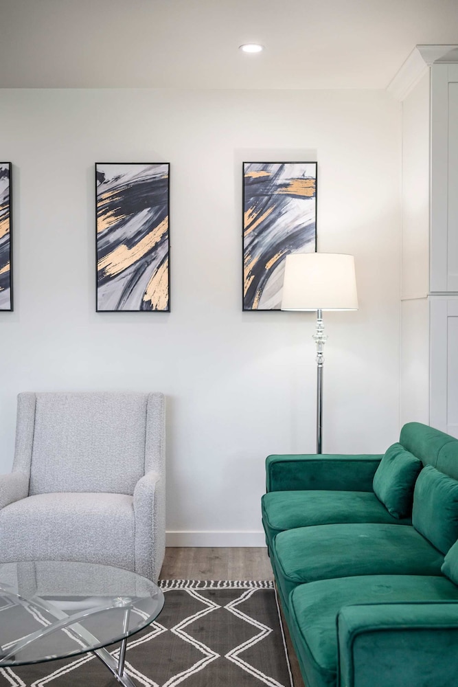 Foothills Oasis w Private Balcony Free Parking 3