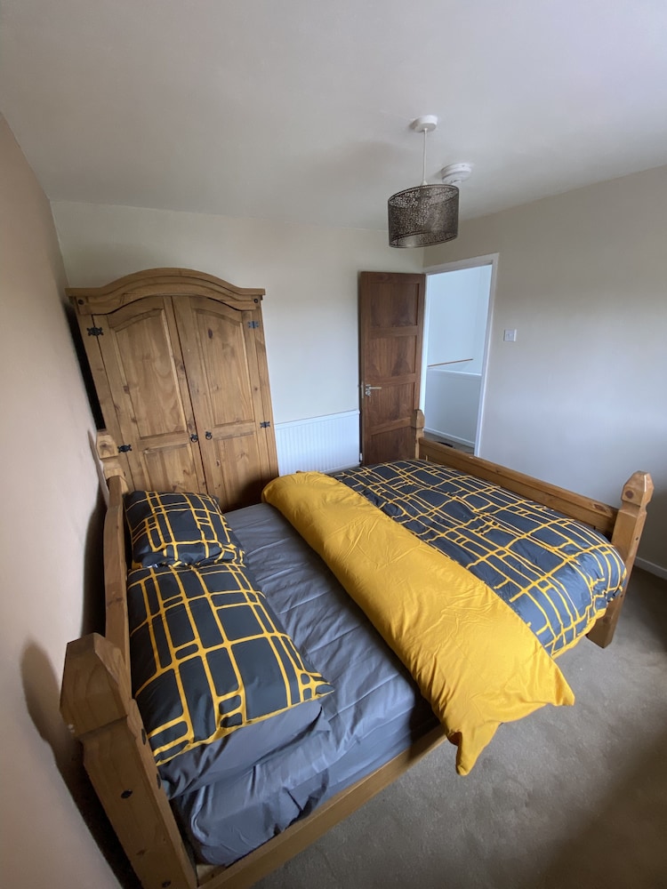 Stunning Beautiful 4-bed House in South Wales view 2