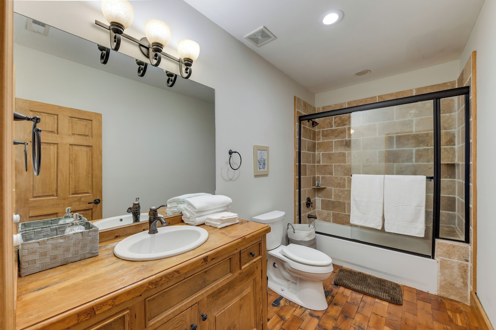 Hot Tub & Fire Pit: Secluded Gem in Franklin view 5