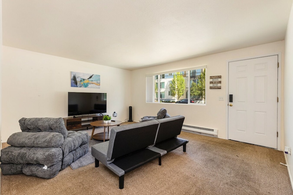 Family-friendly 2BR Home in Lynnwood w Parking