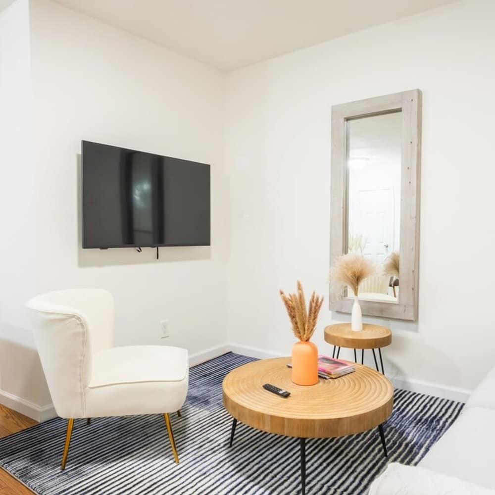 49-3b Newly Renovated 2BR W D Midtown East