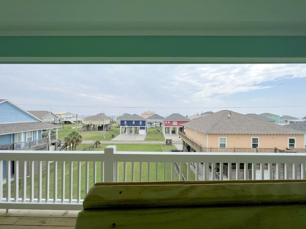 On Deck 4 Bedroom Home by RedAwning view 5