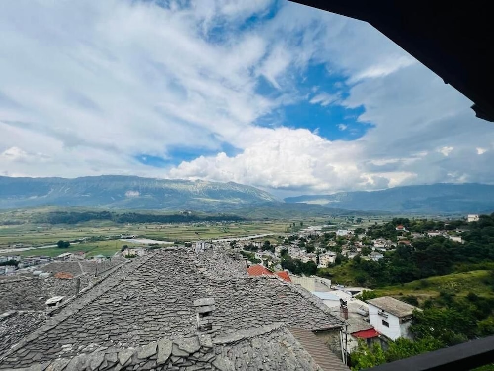 Denis - Private Rooms Guesthouse Gjirokastra