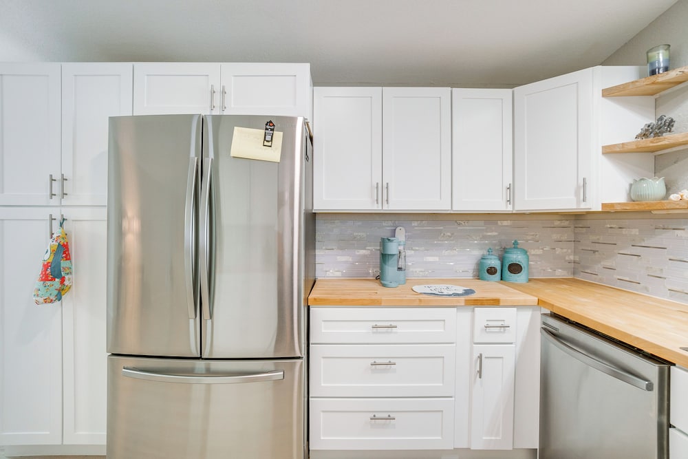 Tee Off & Soak Up Sun! Airy Englewood Gem w/ Yard