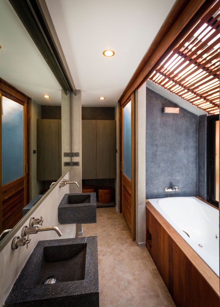 Villa Thalanena By The Beach