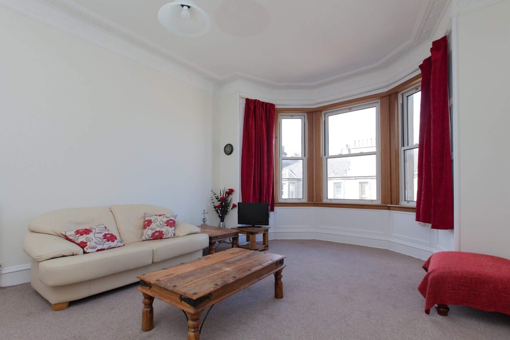 Spacious and Bright Polworth Flat