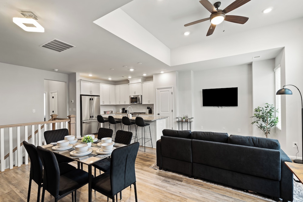 King 3BR Townhouse in Camp North End