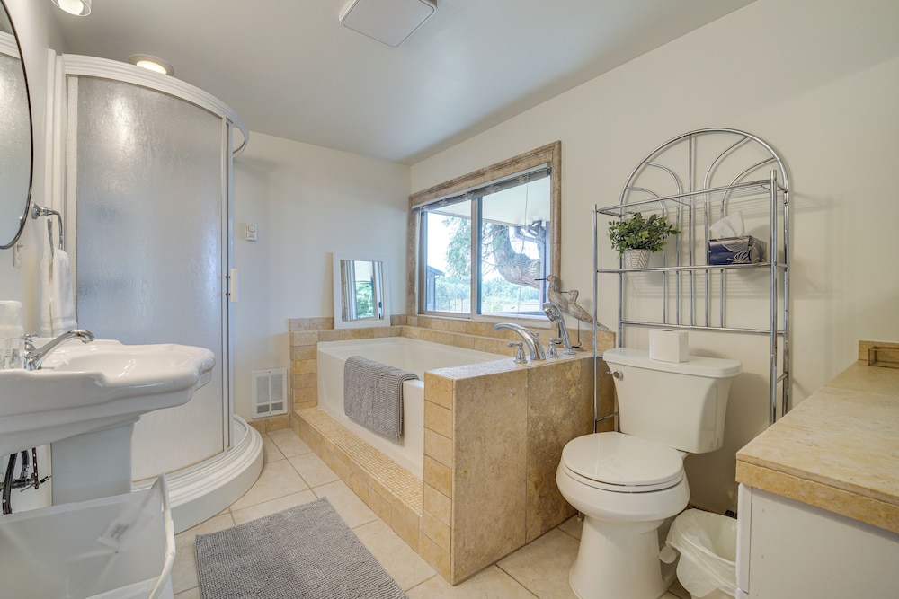 1/2 Mi to Yarrow Bay: Family Home in Kirkland