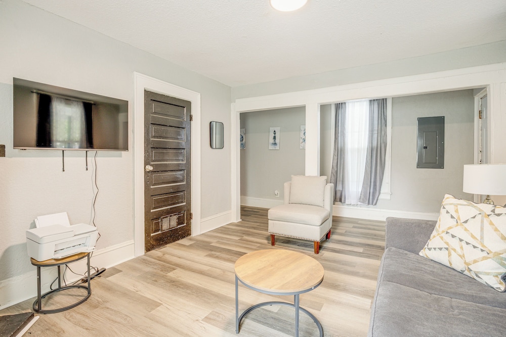 < 1 Mi to Everbank Stadium: Retreat w/ Yard!