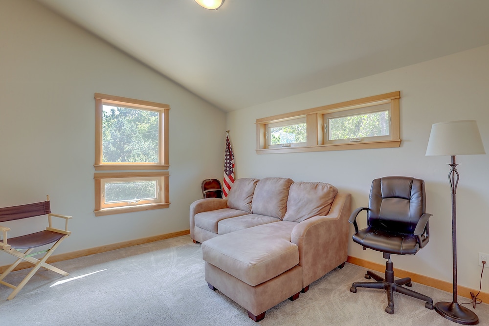 Hutson's Bridgeview **30 Day Minimum** 4 Bedroom Home by RedAwning