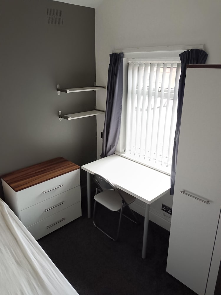 Charming Algernon House in Warrington
