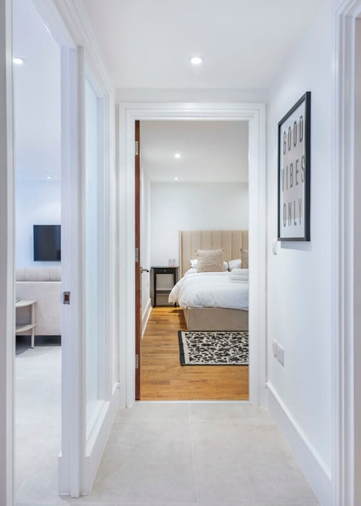 The Urban Minimalist- Notting Hill 2 Bed