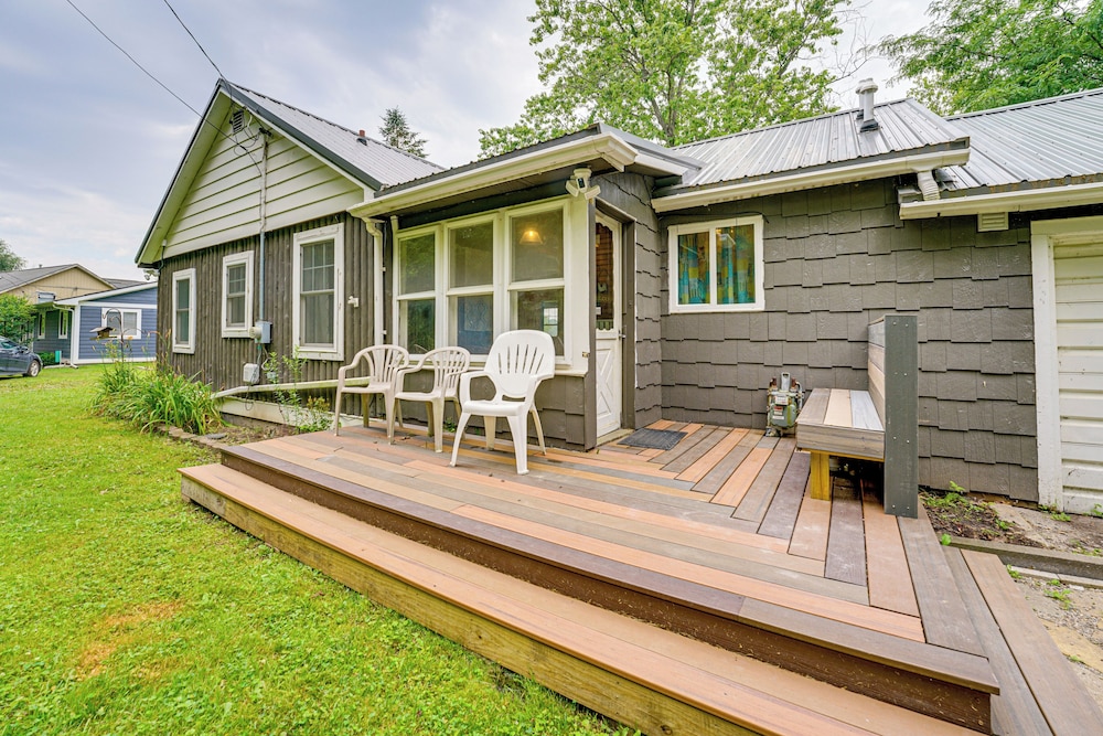 Walk to Cranberry Lake: Quaint Family Cottage