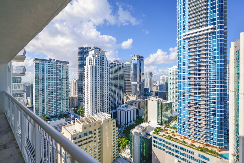 Centric 40thFloor Brickell Condo FREE parking by Palermo Home Miami