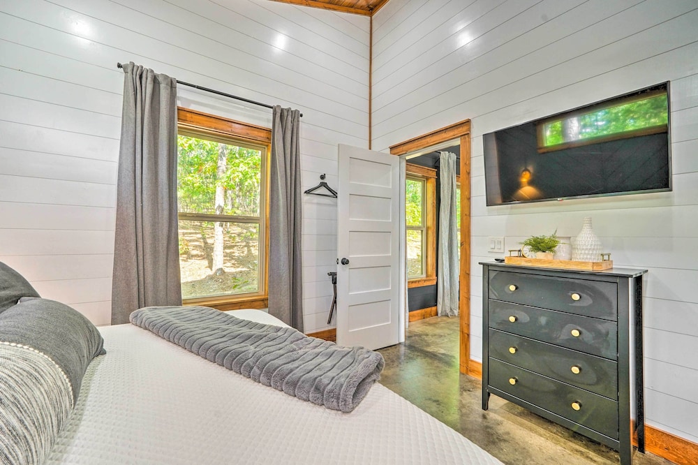 Chic Broken Bow Cabin With Hot Tub & Gas Grill! view 2