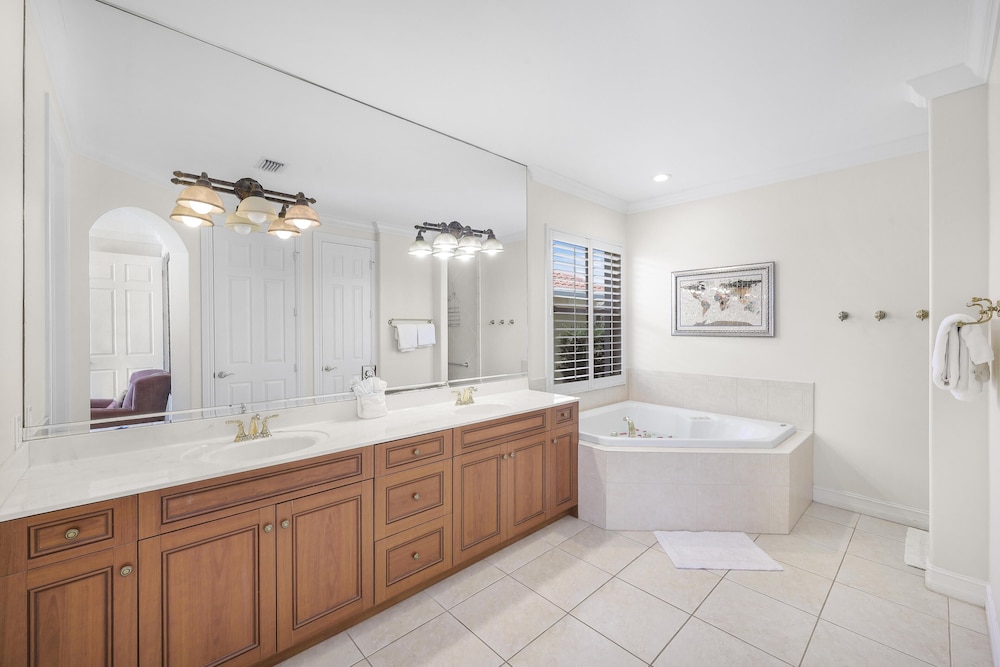 Pet-friendly Waterfront Home Near Beach With Pool view 3