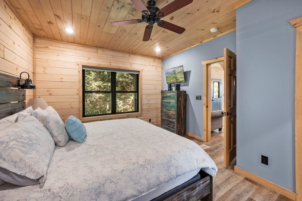 Haven 2 Bedroom Cabin by RedAwning view 3