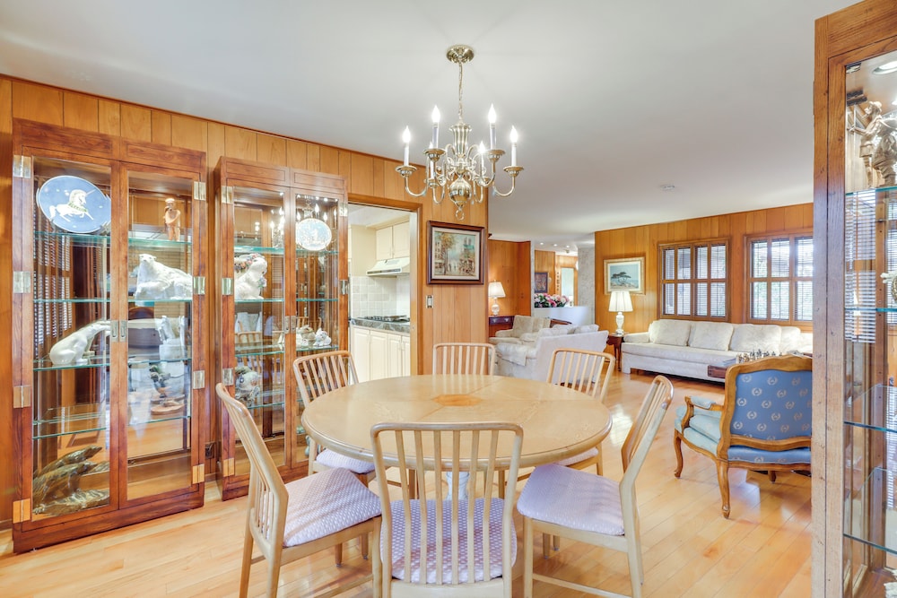 2 Living Areas + Library! Home 22 Mi to Mt Rose