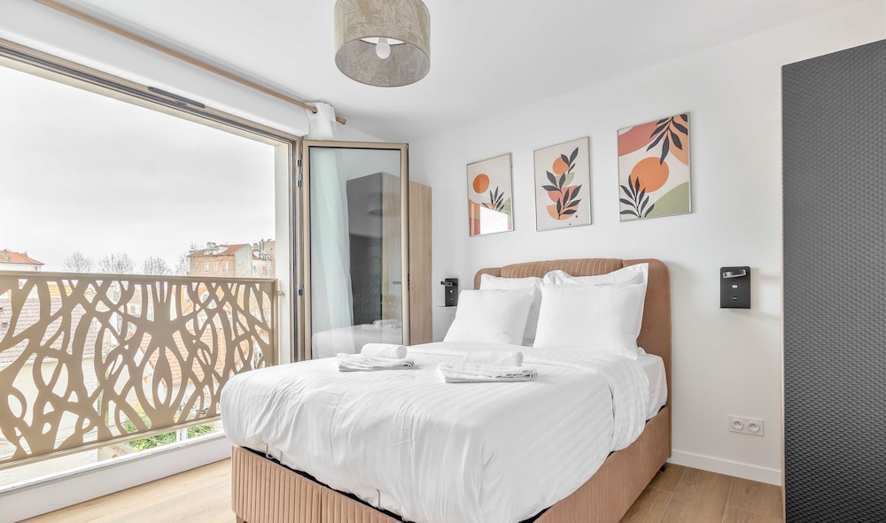 Apartment With Balcony in Paris