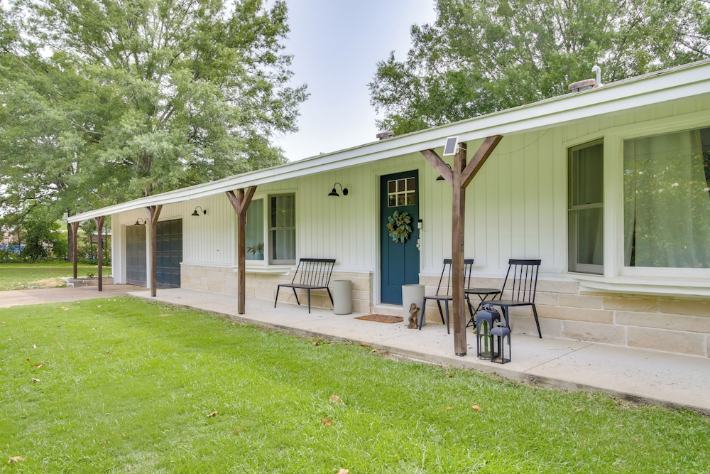 7 Mi to Tennessee River: Home w/ Patio in Florence