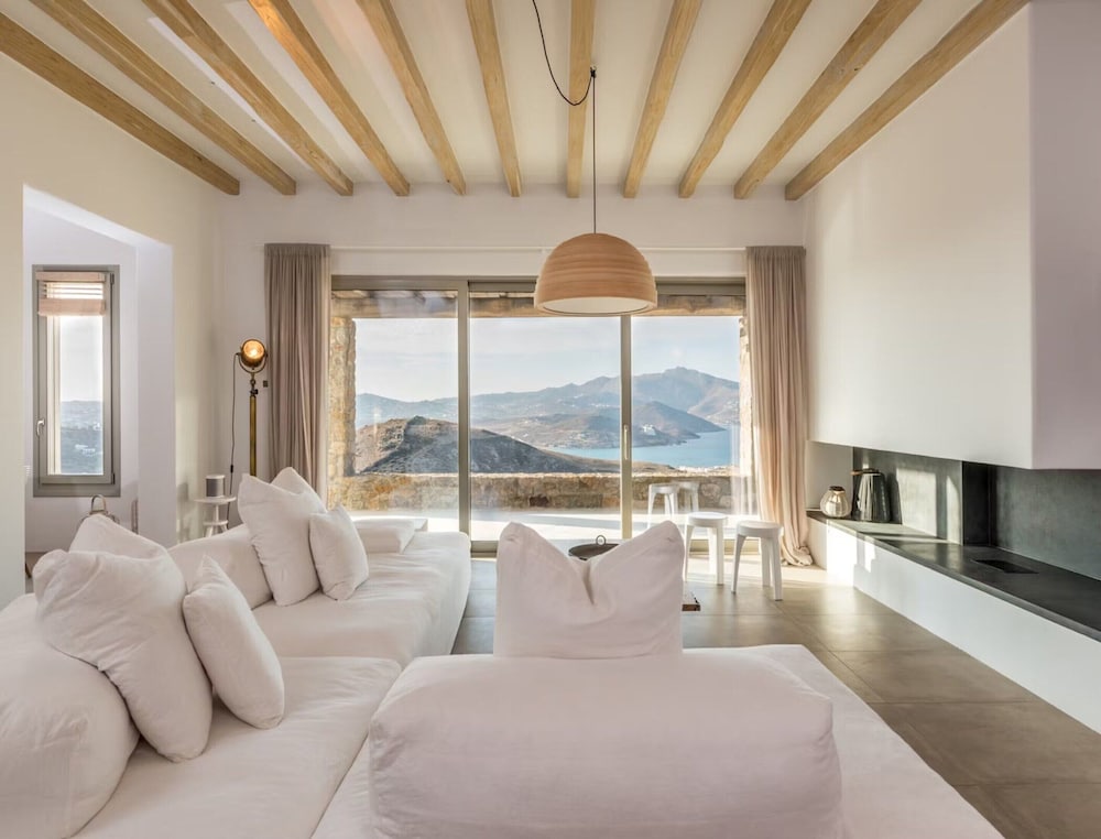 Charming Villa Near Ftelia Beach