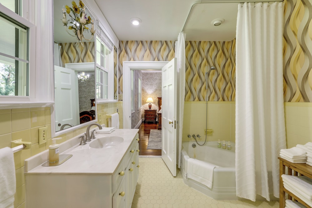 Home on Sprawling Estate, 6 Mi to Dtwn Spartanburg