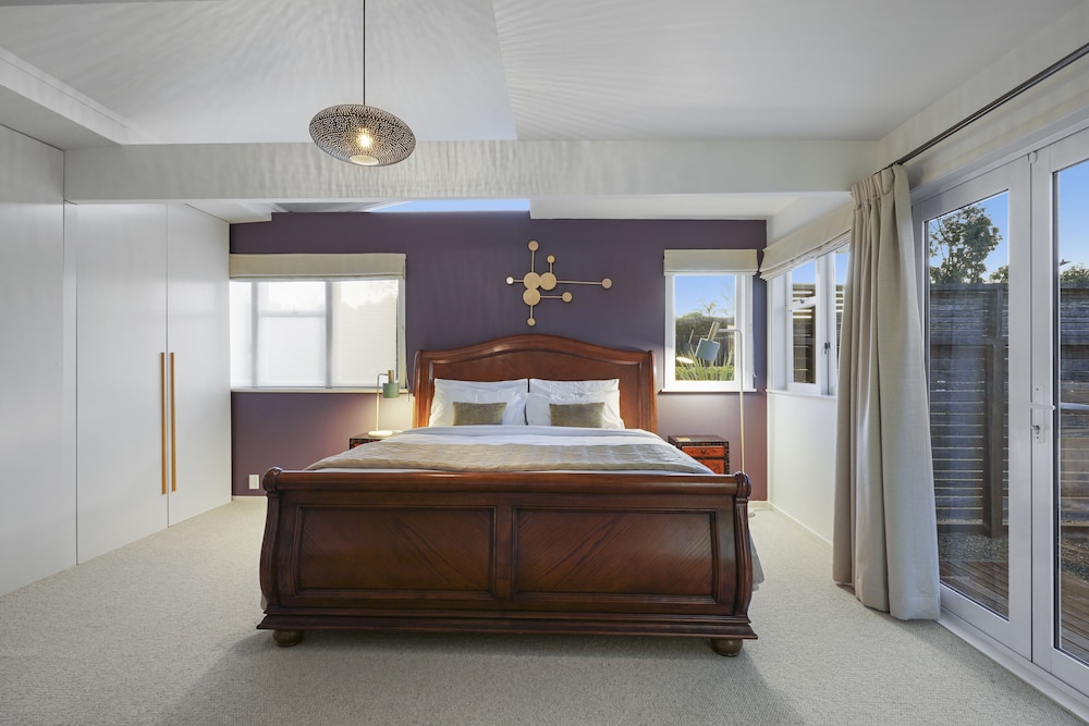 Gorgeous Family Home-Fully Fenced & Toys view 3