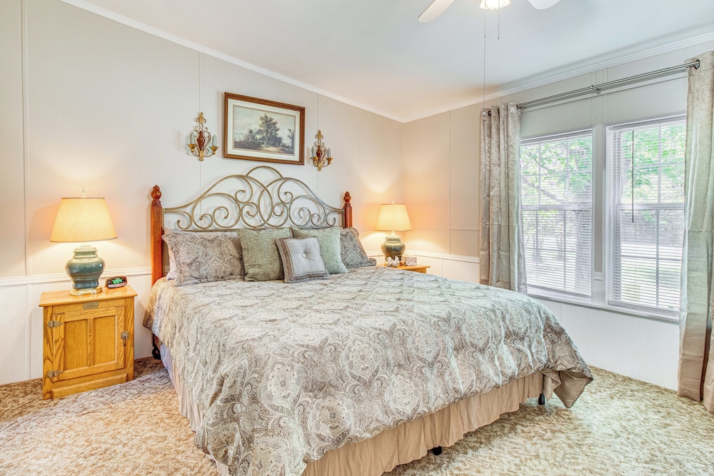 4 Mi to Norfork Lake: Country Stay w/ Farm Views!