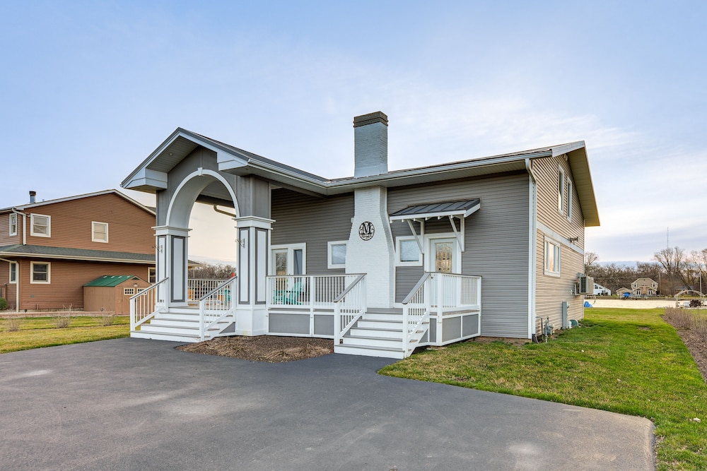 Home on Fox River: Modern Decor Style! view 4