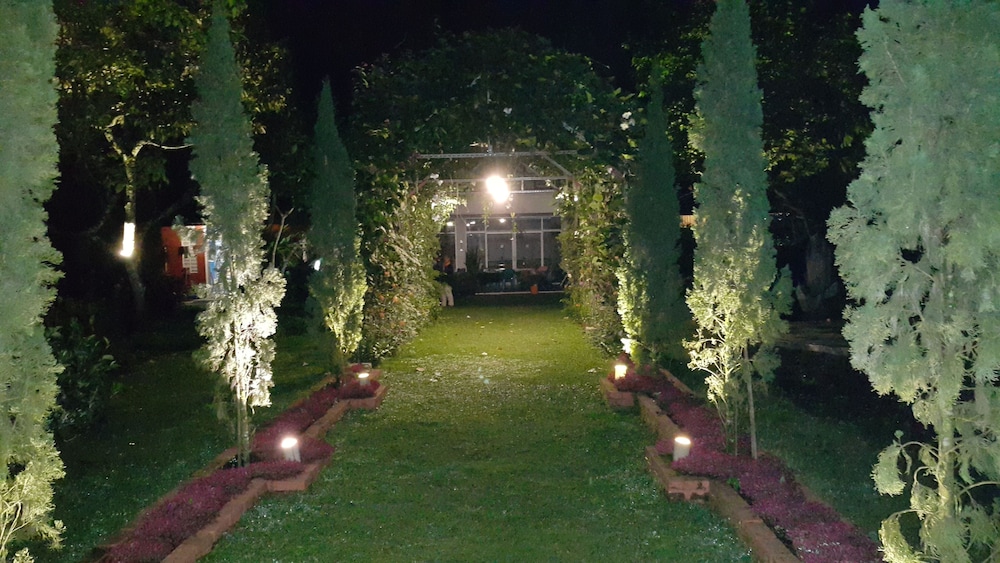 Vila Bunga Merah Gelatik