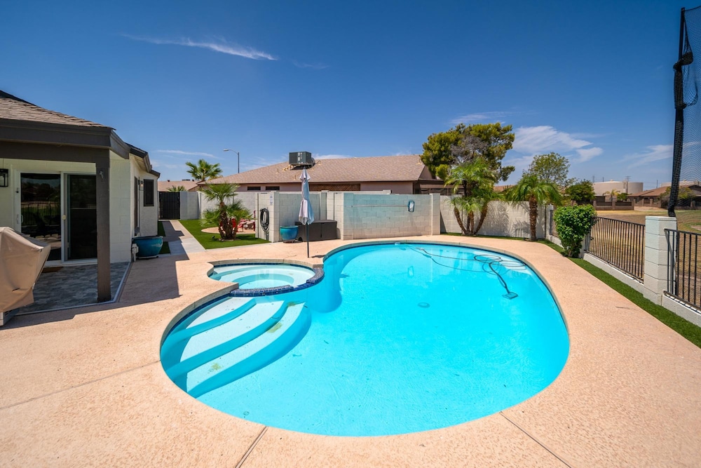 Peoria Oasis on Golf Course Pool Putting Green