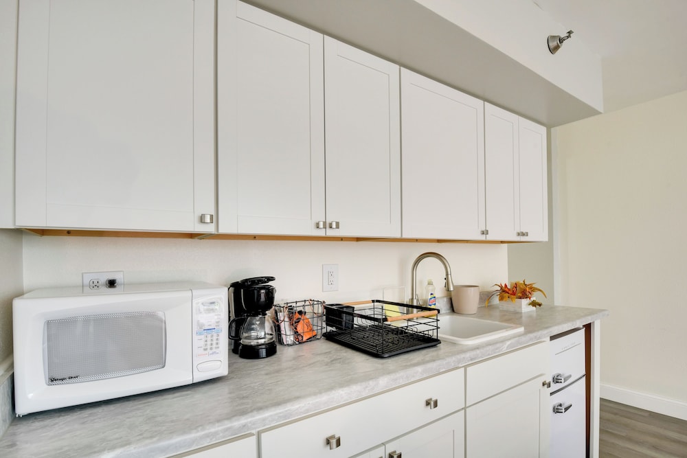 Oceanfront Daytona Beach Studio w/ Pool Access