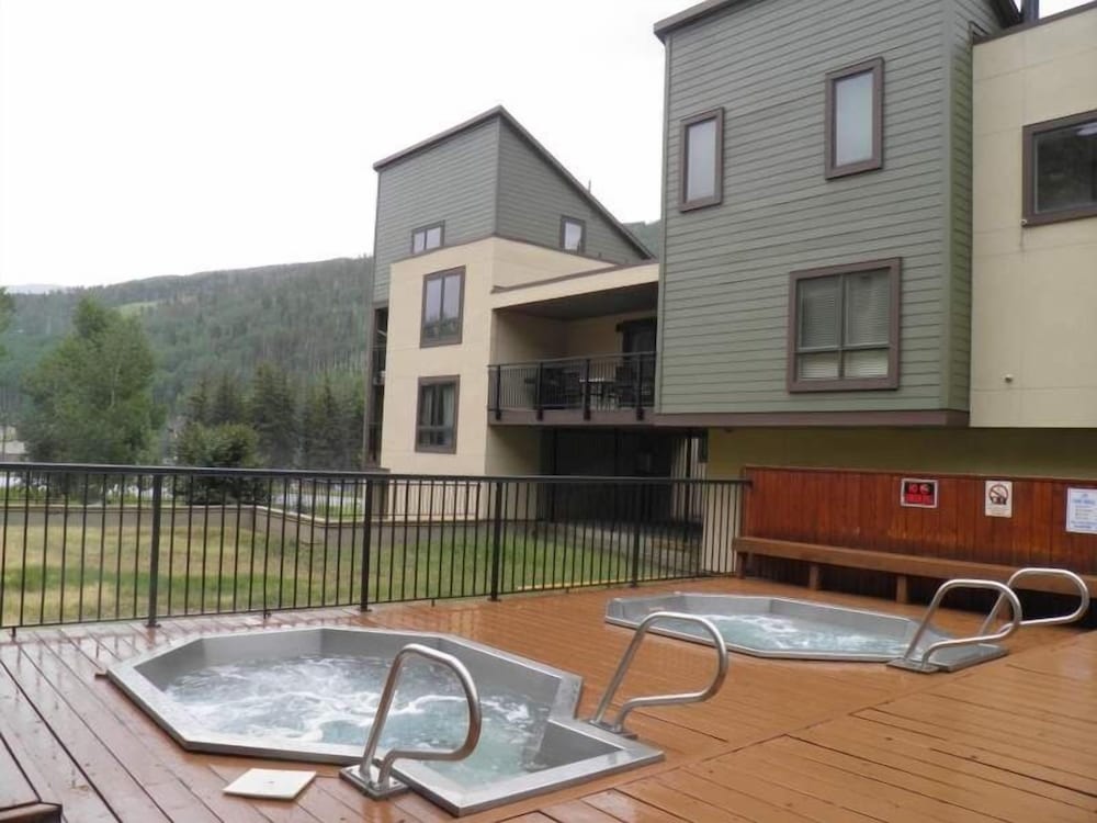 Sizeable Condo Free WiFi & Uncovered Parking by RedAwning