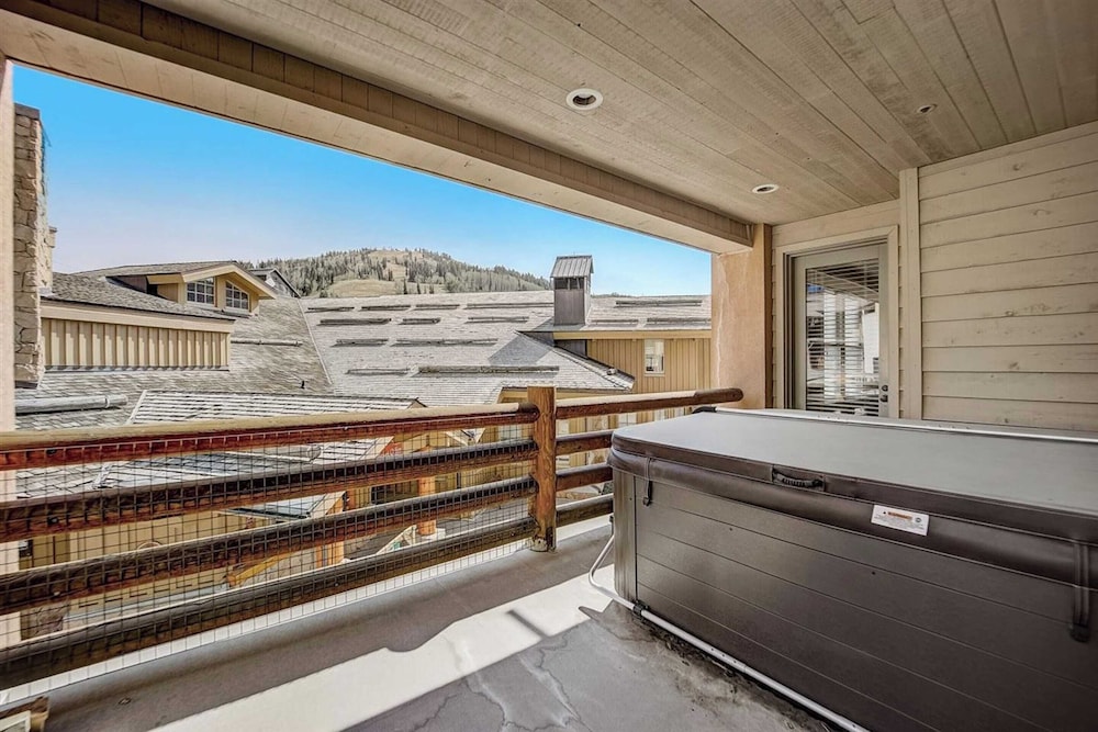 7 Condos, Ski-in/ski-out + Hot Tubs Sleeps 30 Mont Cervin by Avantstay