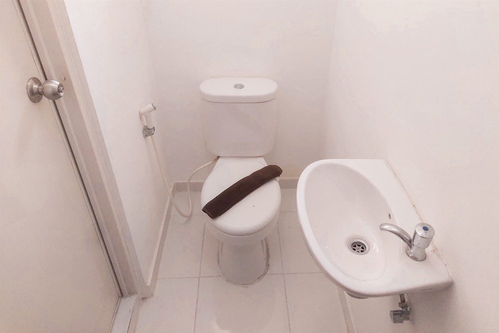 Cozy and Homey Studio (No Kitchen) at Apartment Aeropolis Residence