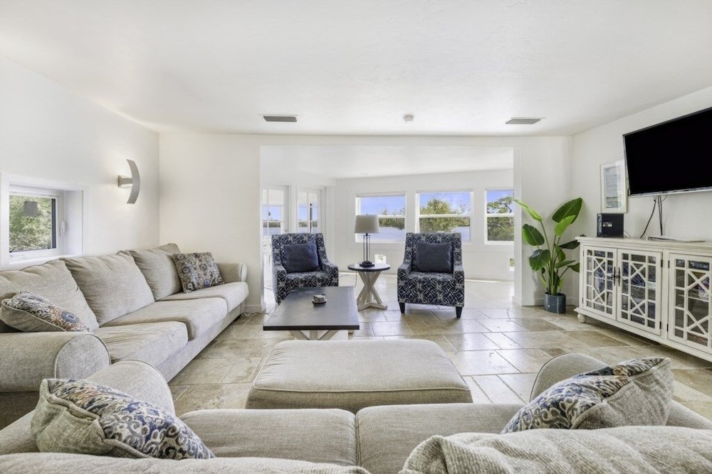 Holley House 4 Bedroom Home by RedAwning view 3