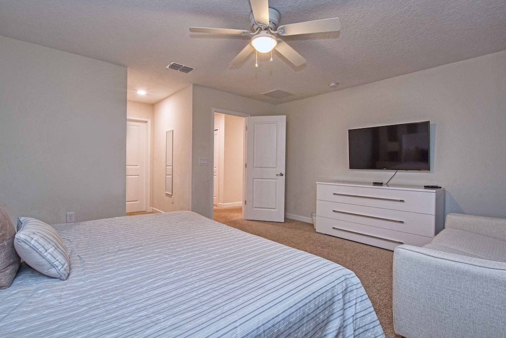 Spacious 6 Bed Home With Pool in Prime Storey Lake