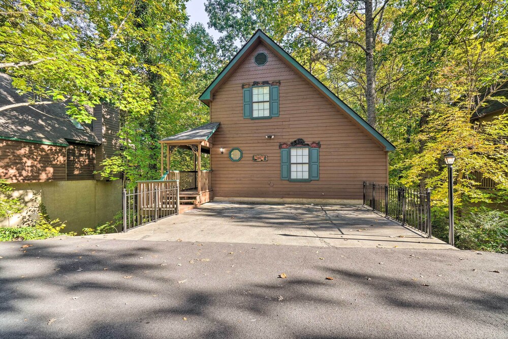 Picturesque Pigeon Forge Cabin w/ Mountain Views view 4
