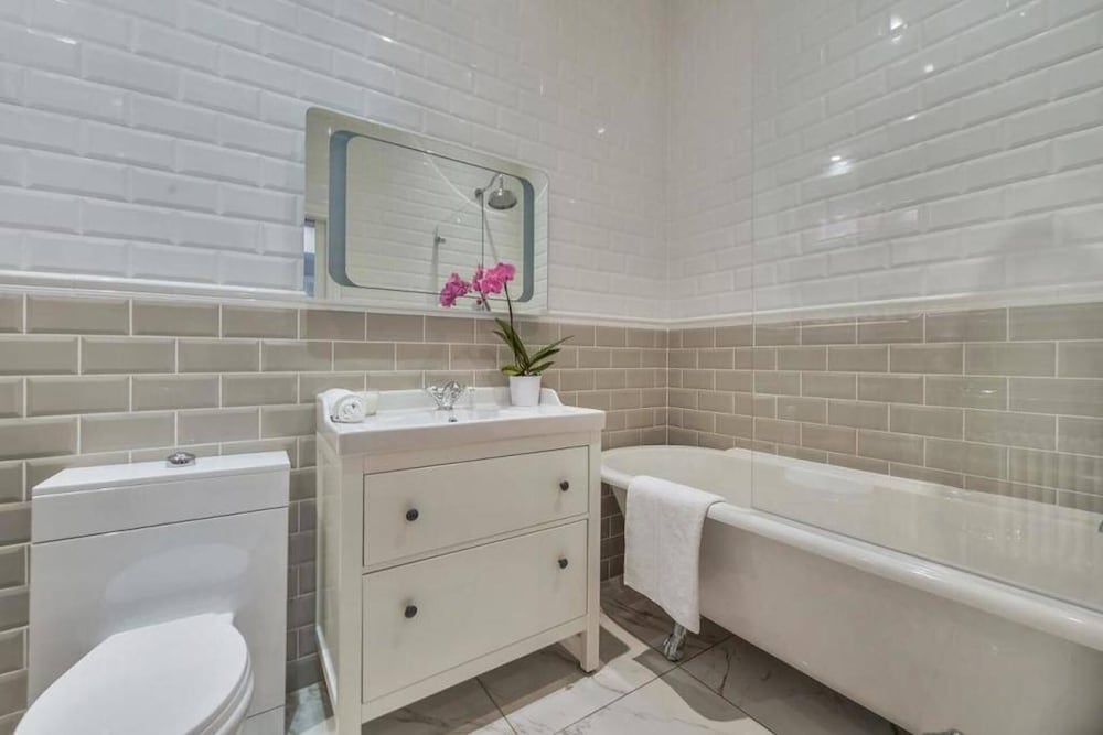 Elegant Ealing Apartment Retreat
