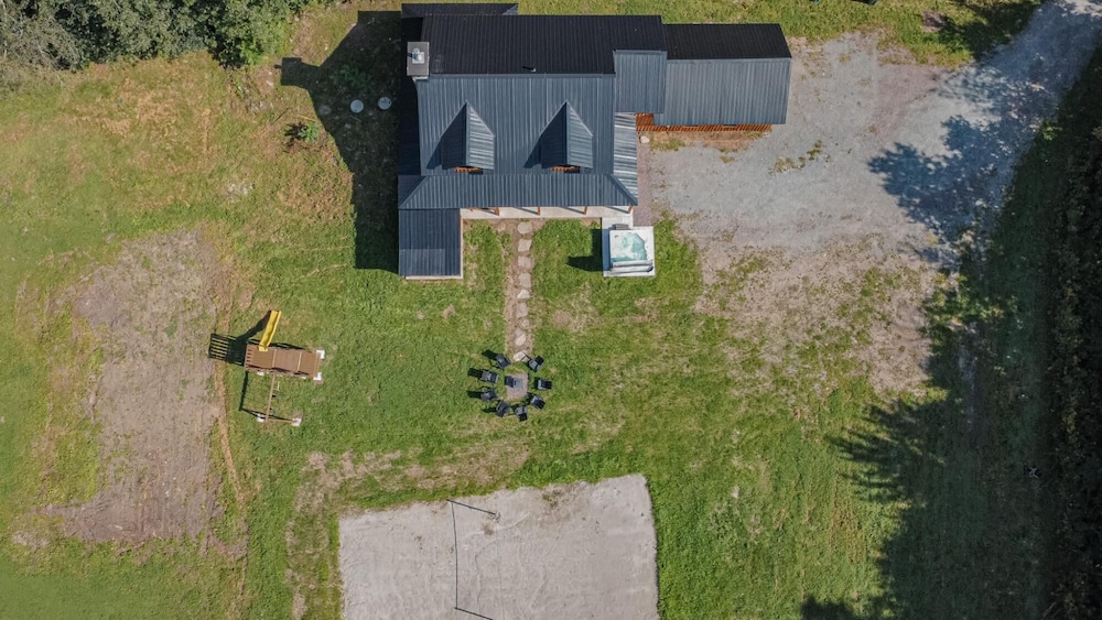 The Corzo - Modern Farmhouse With hot tub